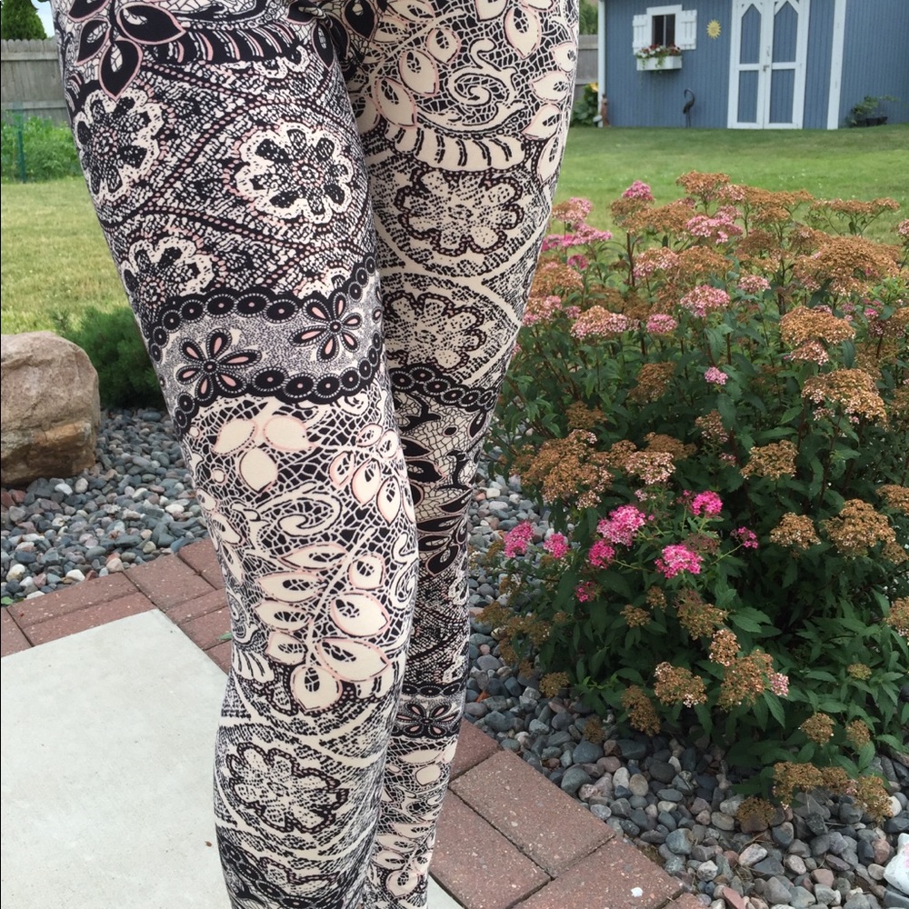 Sold Out! Sorry this pattern sold out. Check my closet for more amazing leggings - Picture 6 of 7